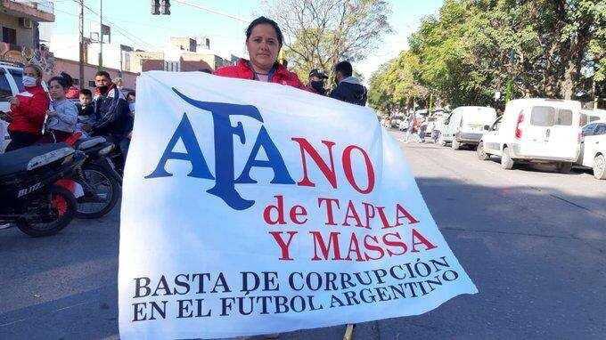 
    "AFANO" Tapia y Massa, una bandera portada por fanáticos del Santo. / Gentileza.
   