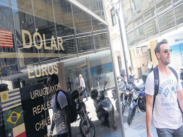 El dólar oficial ya cuesta 6 pesos más que su par en el mercado "blue"