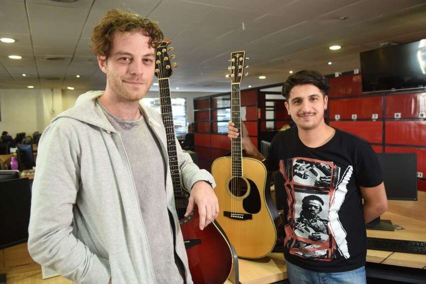 
Ezequiel y Joaco. Dos miembros de la banda Pasado Verde | Claudio Gutiérrez / Los Andes
   