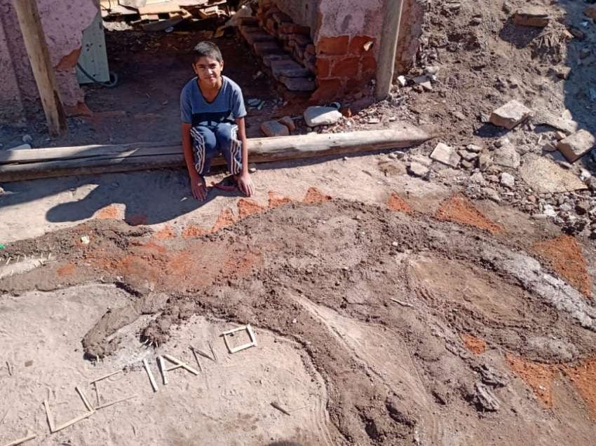 
En la tierra. Luciano junto al dibujo que se hizo viral.  | Orlando Pelichotti / Los Andes
   