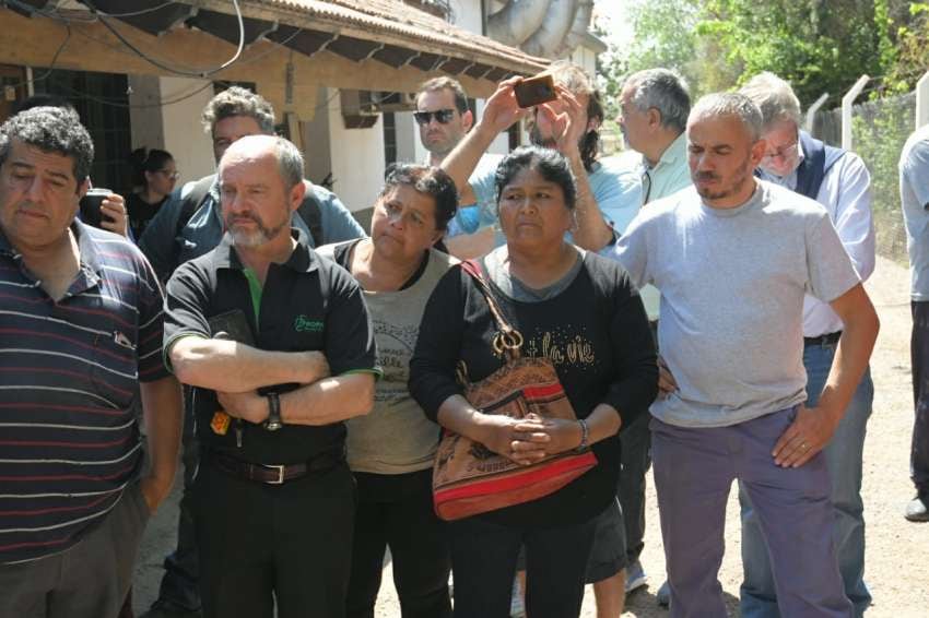 
Empleados de Cooperativa La Terre, rechazaron esta mañana la toma de posesión de la fábrica | Orlando Pelichotti / Los Andes
   