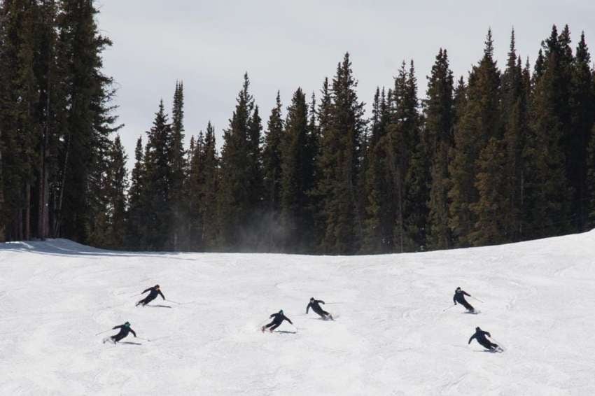 
    Guiñazú y un grupo de instructores en pleno trabajo en las pistas de Aspen. / gentileza
   