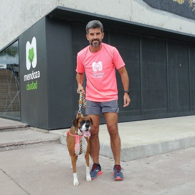 
Compañera. Luna acompaña a Suárez a trotar por la ciudad. | Gentileza
   