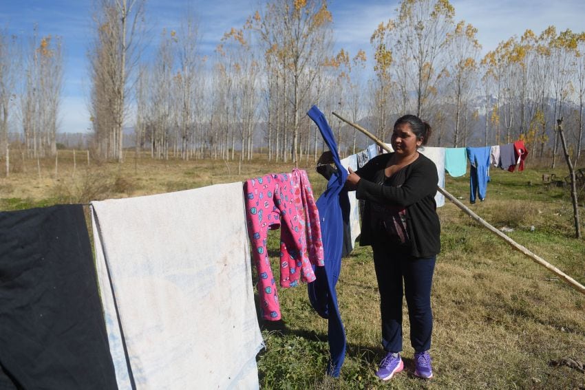 
Pobladores: Paola vive con su esposo y sus cuatro hijas en este sitio de Tunuyán. | Claudio Gutiérrez / Los Andes
   