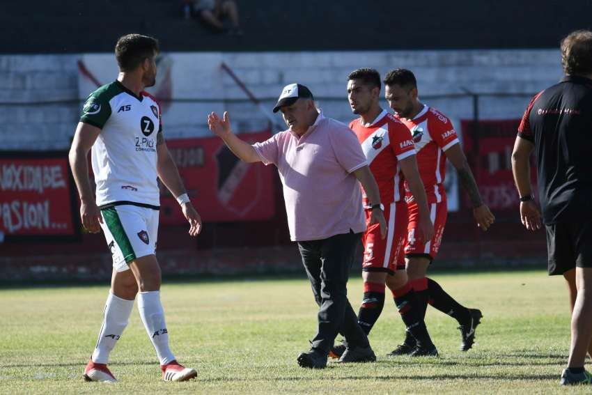 
Sin voz. Así se quedó el DT del Cruzado, Carlos Sperdutti, que se cansó de gritarle a sus muchachos desde banco | José Gutiérrez / Los Andes
   