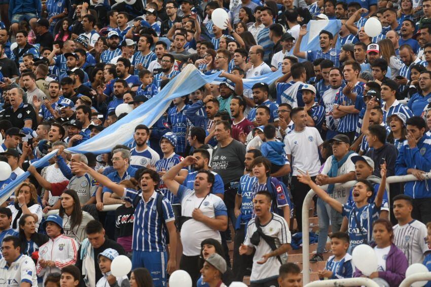 
El hincha de Godoy Cruz no para de cantar y alentar a sus jugadores desde que arrancó el partido. / Marcelo Rolland ( Los Andes). 
