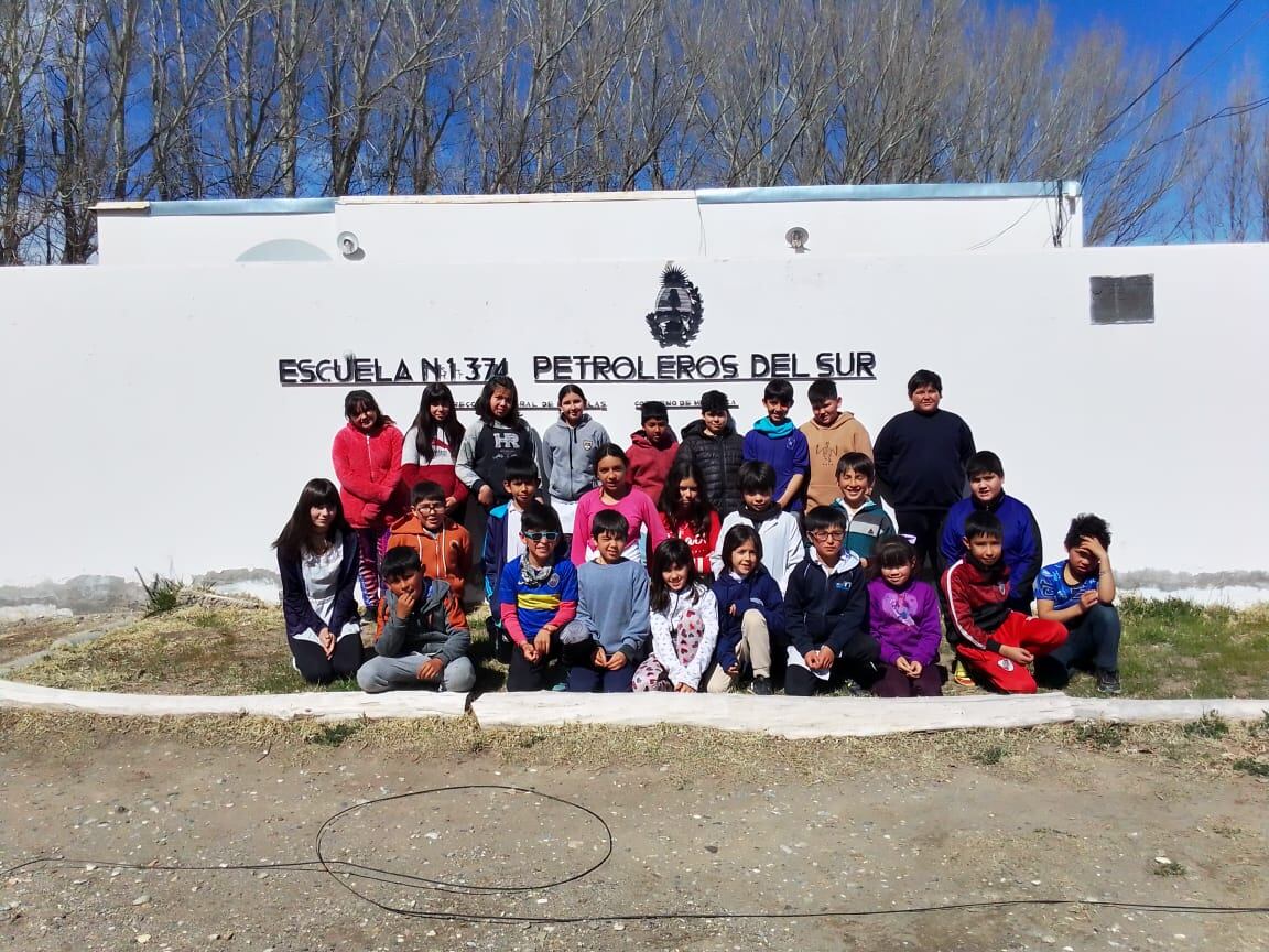 Víctor junto a sus compañeros de la escuela del paraje La Junta, de Malargüe. | Foto: gentileza