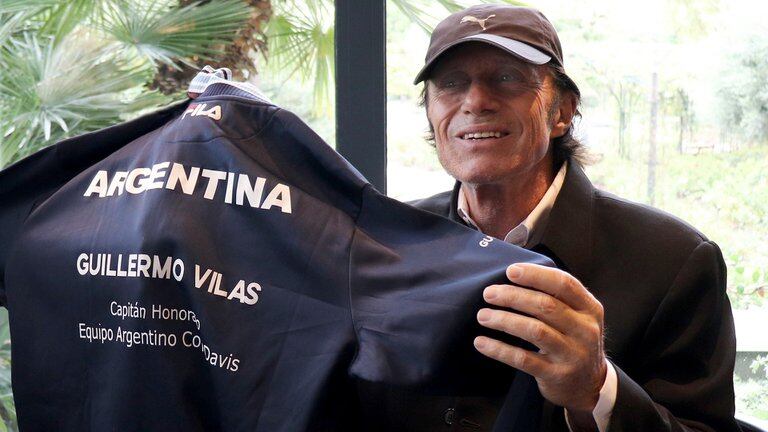 Guillermo Vilas recibiendo un reconocimiento de la AAT.