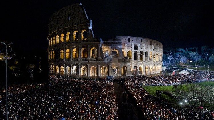 El Vía Crucis en el Coliseo Romano.