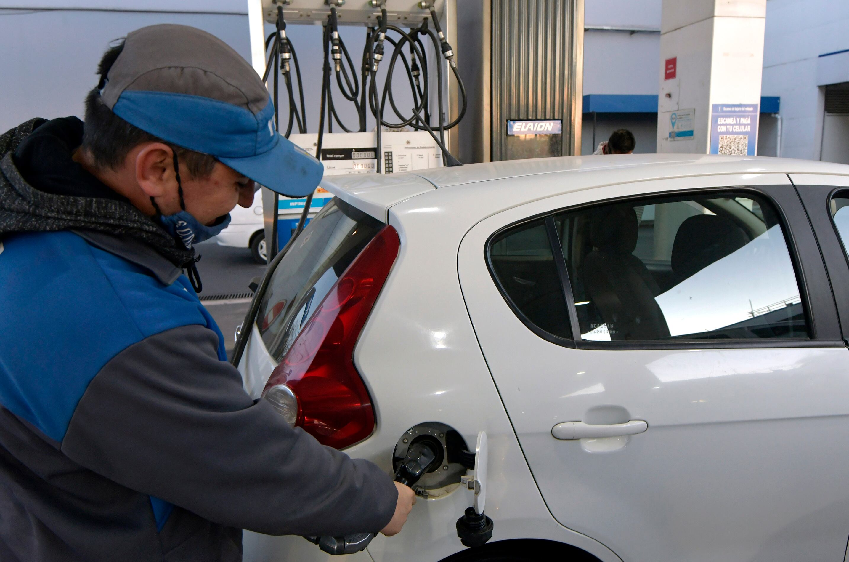 Se nota una mutación del consumo hacia los combustibles comunes producto de la situación económica
Foto: Orlando Pelichotti / Los Andes