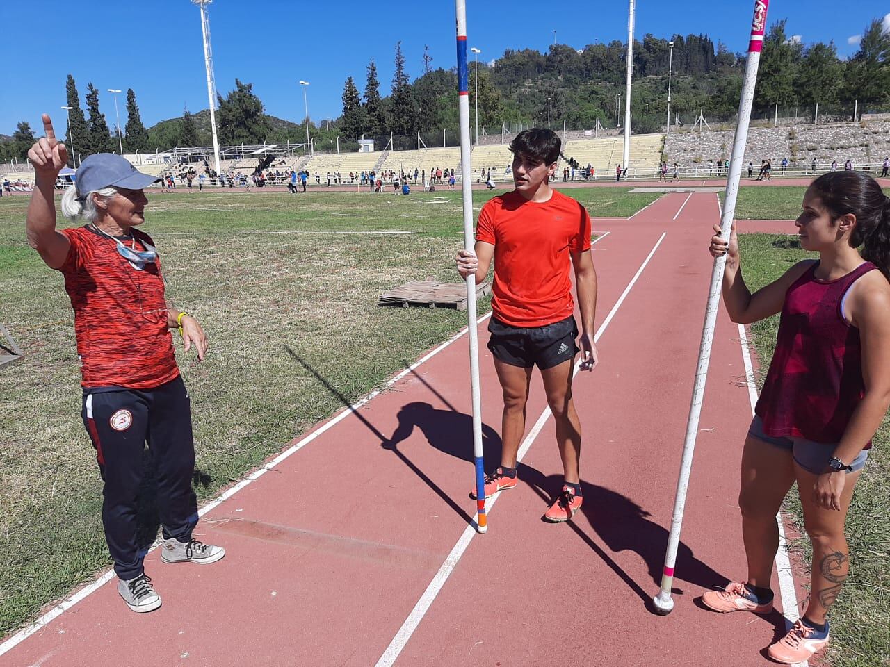 Nené, dá indicaciones previas a los saltadores que compitieron en el torneo que organizó Cavem, el fin de semana. /Los Andes