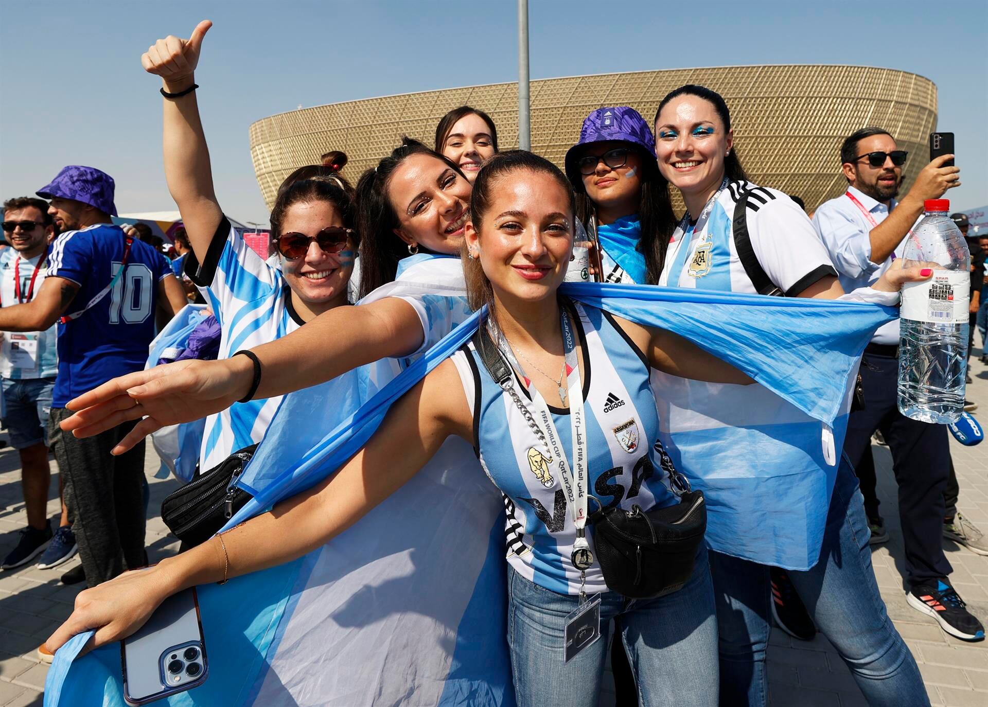 Todo el color de los fanáticos en la Copa del Mundo Qatar 2022. Foto: EFE