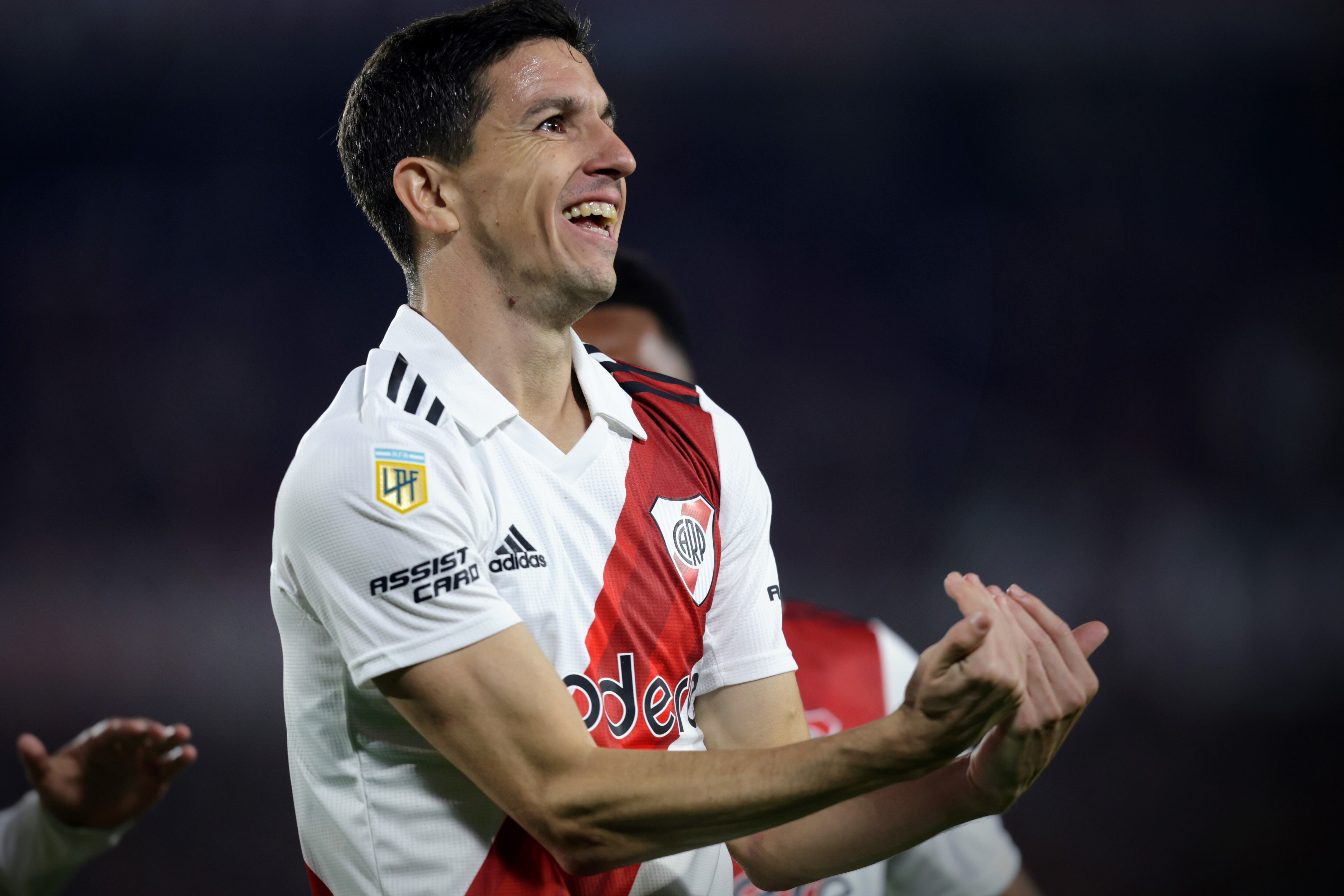 Nacho Fernández festeja su gol, el segundo tanto de River en el 2-1 contra Platense en el Monumental. (Fotobaires)