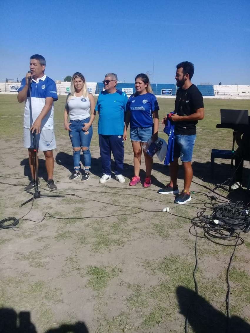 
Pasión. Gamba (derecha) en la presentación de las nuevas camis | Gentileza
   