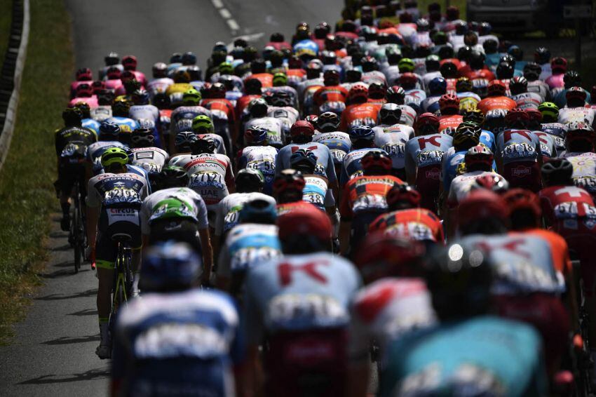 
Foto: AFP | La caravana multicolor se desplaza entre Albi y Toulouse durante la undécima etapa del Tour de France.
   