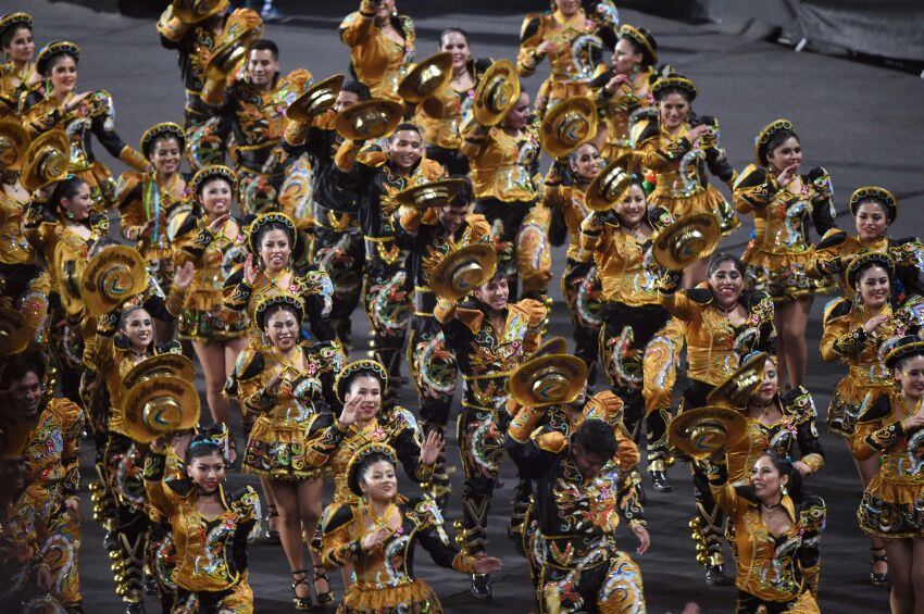 
    Bailes típicos. Todos los países participantes fueron representados con sus costumbres
   