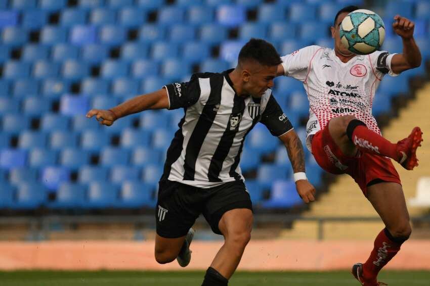 
Grata presencia. Nicolás Romano tuvo un buen partido y se entendió muy bien con Nacho Morales. Para aplaudir | José Gutiérrez / Los Andes
   