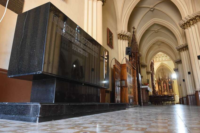 
San Vicente Ferrer. Allí está la tumba de Tomás Godoy Cruz. | Gustavo Rogé / Los Andes
   