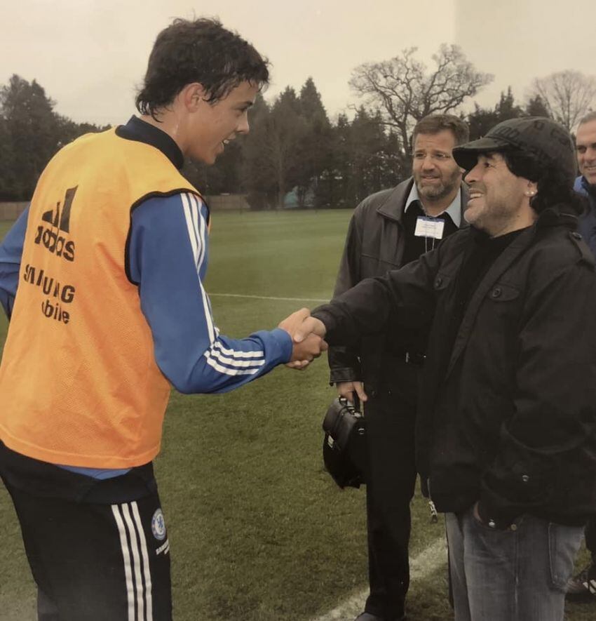 
Con el Diego. En una práctica del SUB 20 estuvo junto a Diego Maradona.  | Gentileza
   