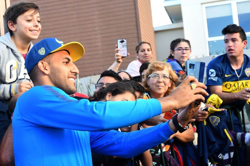 
“Wanchope” Ábila y su buena onda con los hinchas de Boca. | Marcelo Rolland / Los Andes
   