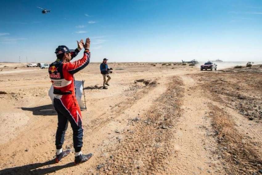 
El gesto que emocionó a todo el Dakar | Nasser Al – Attiyah recibió con aplausos a Carlos Sainz, ganador en la categoría autos y luego le dio un gran abrazo.
   