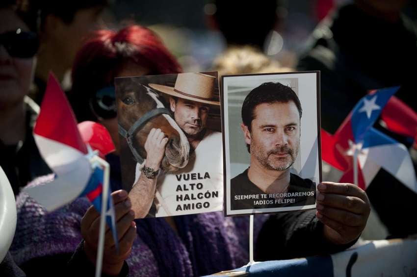 
Muestras de cariño a Camiroaga, en 2011. | AFP
   