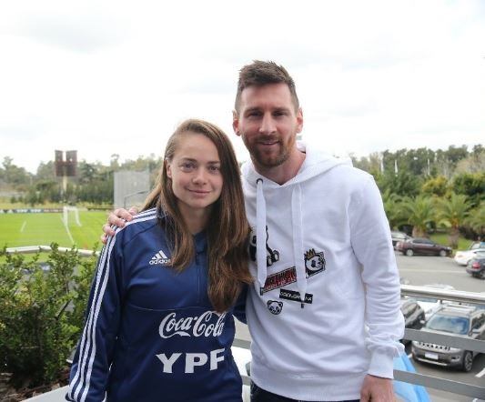 Estefanía Banini y Lionel Messi. / AFA 