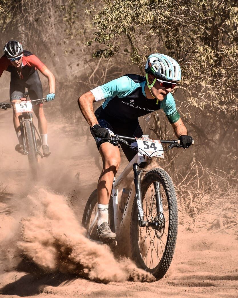 
Bonfanti deja atrás a Agustín Duran en el transcurso de la segunda vuelta del intrincado circuito de campo traviesa (XCO).  | Gentileza
   