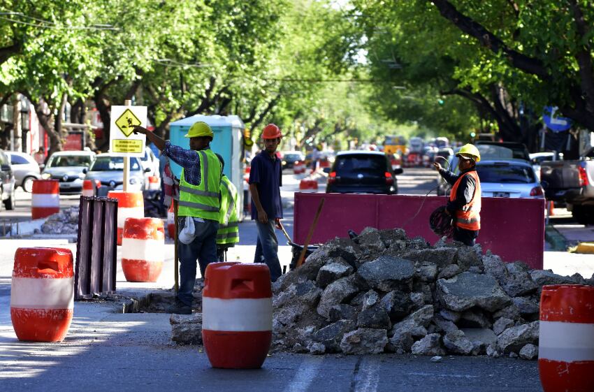 
Los trabajos son constantes y generan actualmente demoras en el tránsito. | Diego Parés/ Los Andes
   