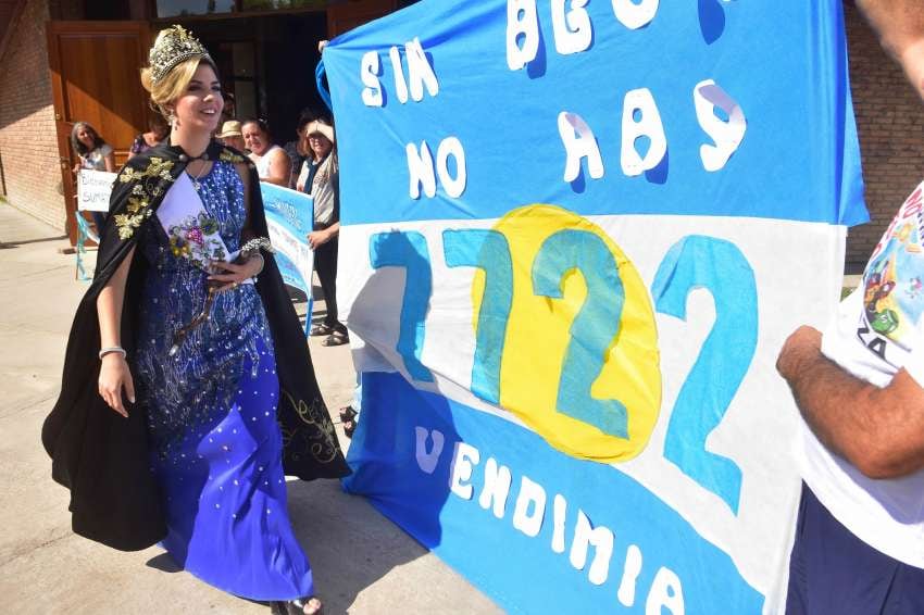 
Sin agua no hay vendimia. En marzo de 2019, María Laura dejó firme su postura en su tierra natal. | Ignacio Blanco / Los Andes
   