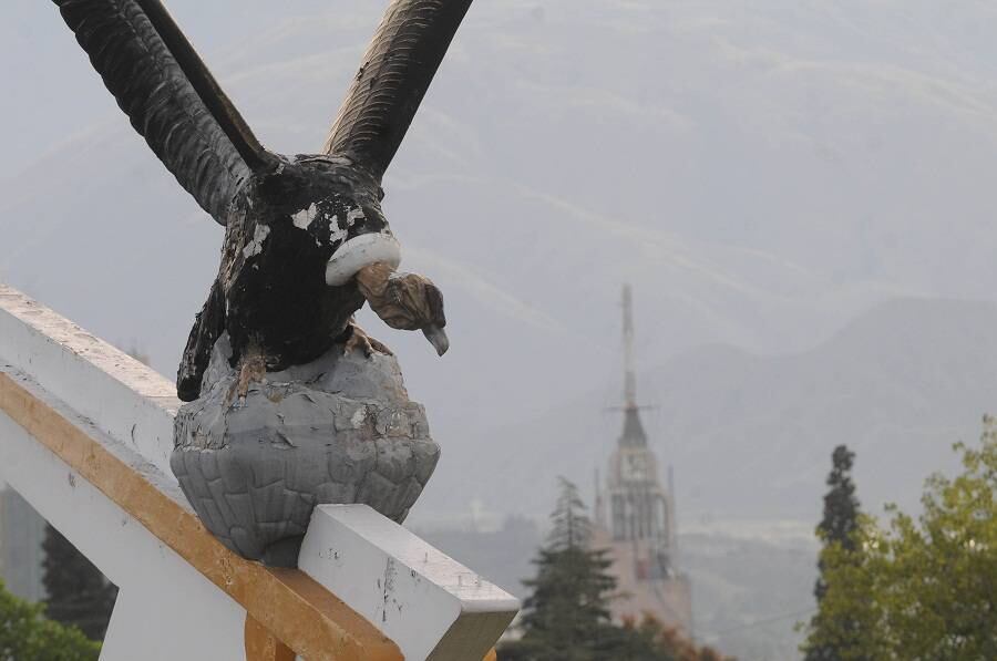 Fin de un ciclo: el cóndor del Acceso Este no será reparado, lo retirarán y analizan cómo reemplazarlo. Foto: Archivo / Los Andes.