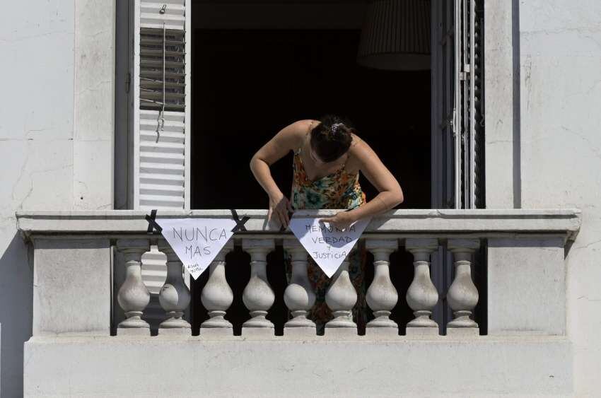 
Muchas personas pusieron pañuelos blancos en sus balcones
