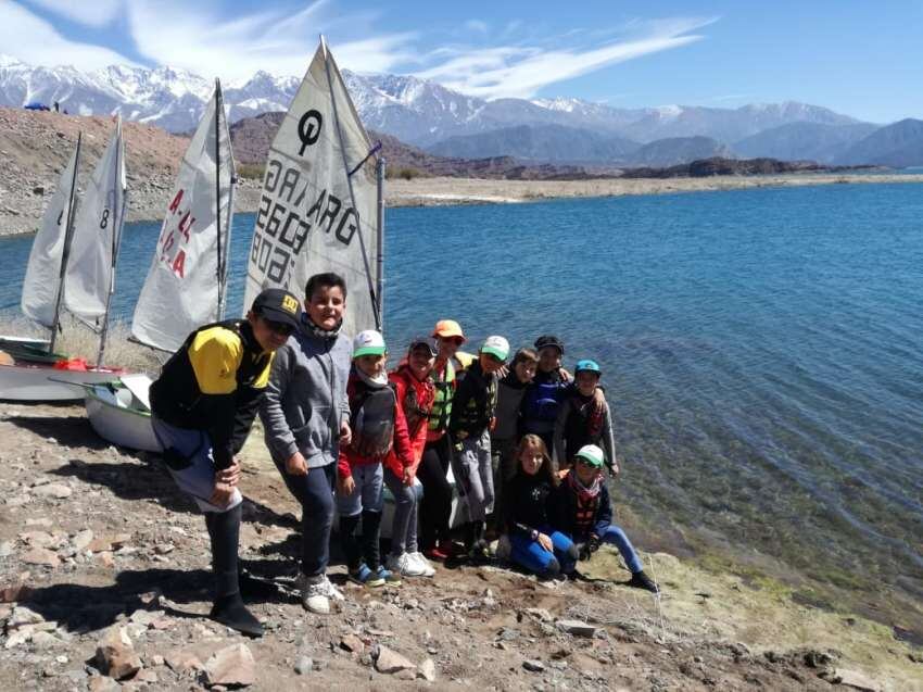 
Son diez. Los alumnos de la escuelita en Regatas que practican en El Torreón y en El Carrizal.  | Los Andes
   