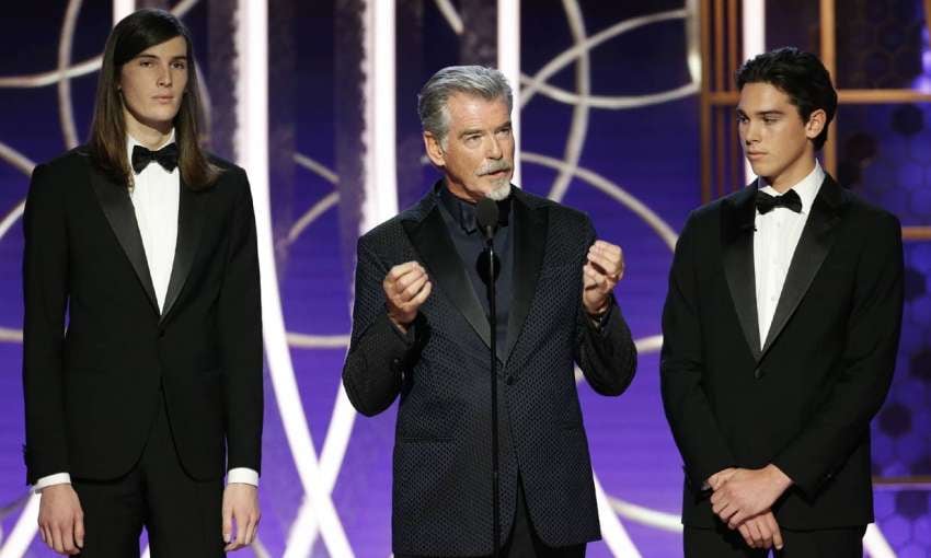 
    Pierce Brosnan y sus hijos.
   