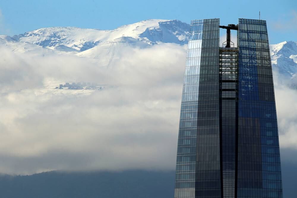  Edificio Costanera Center, en Santiago. Allí funciona el mall más famoso de la capital de Chile. 