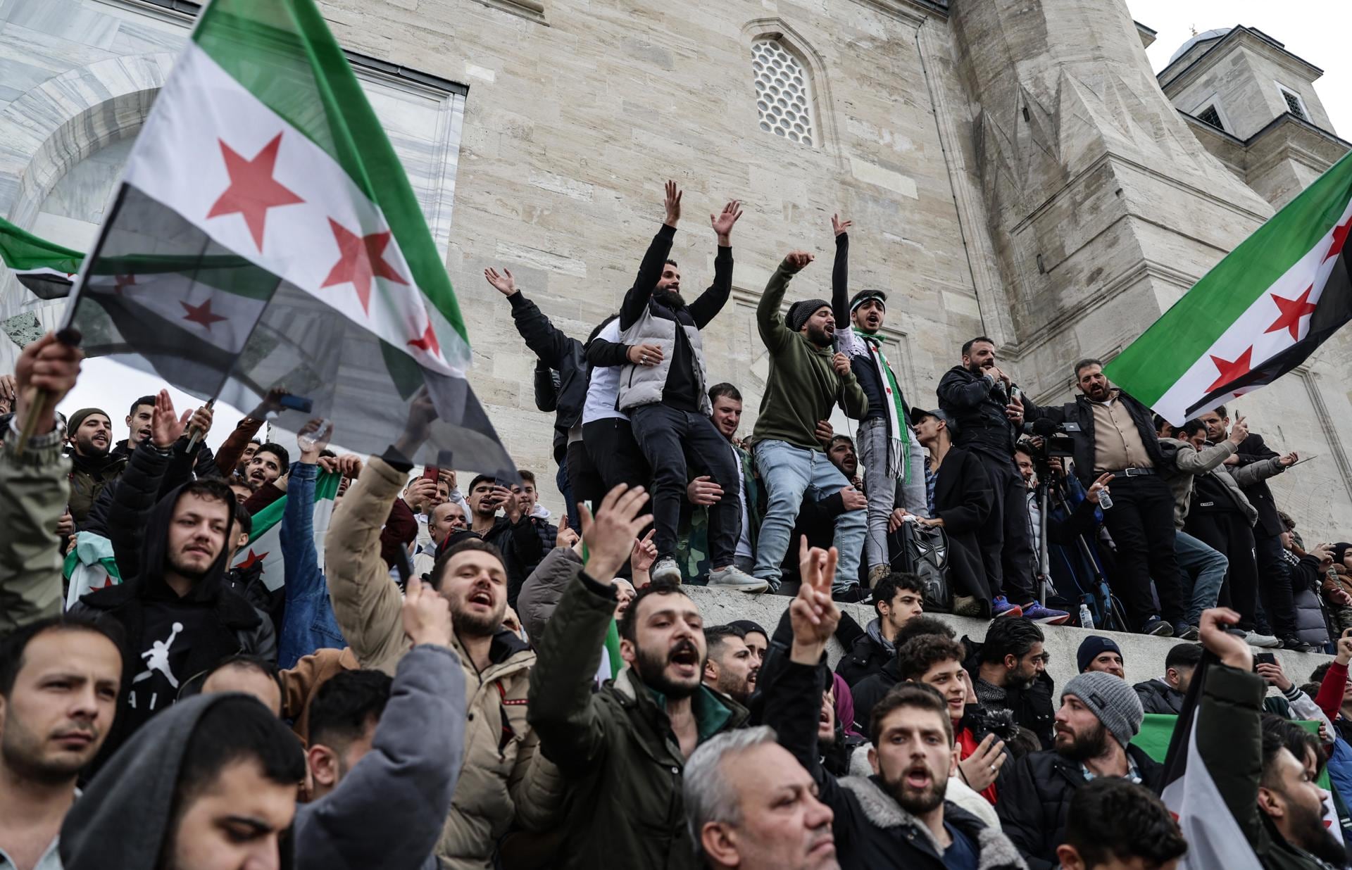 Estambul (Turquía), 08/12/2024.- Los partidarios de la oposición siria que residen en Turquía ondean la bandera siria de la oposición y celebran la toma rebelde de Damasco en la Mezquita Fatih de Estambul, Turquía, el 08 de diciembre de 2024. Los rebeldes sirios entraron Damasco el 8 de diciembre de 2024 y anunció en un comunicado televisado la 'Liberación de la ciudad de Damasco y el derrocamiento de Bashar. al-Assad", así como la liberación de todos los prisioneros. Los rebeldes también instaron a las fuerzas armadas sirias a abandonar las instituciones públicas sirias, que permanecerán bajo el control del primer ministro sirio saliente hasta la ceremonia oficial de entrega. (Siria, Turquía, Damasco, Estanbul) EFE/EPA/ERDEM SAHIN