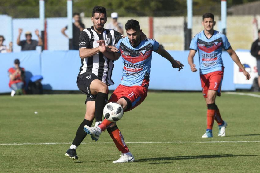 
    El Lobo de Mendoza, volvió a mostrar poca efectividad en el área rival y suma su segunda derrota consecutiva. / Gentileza.
   