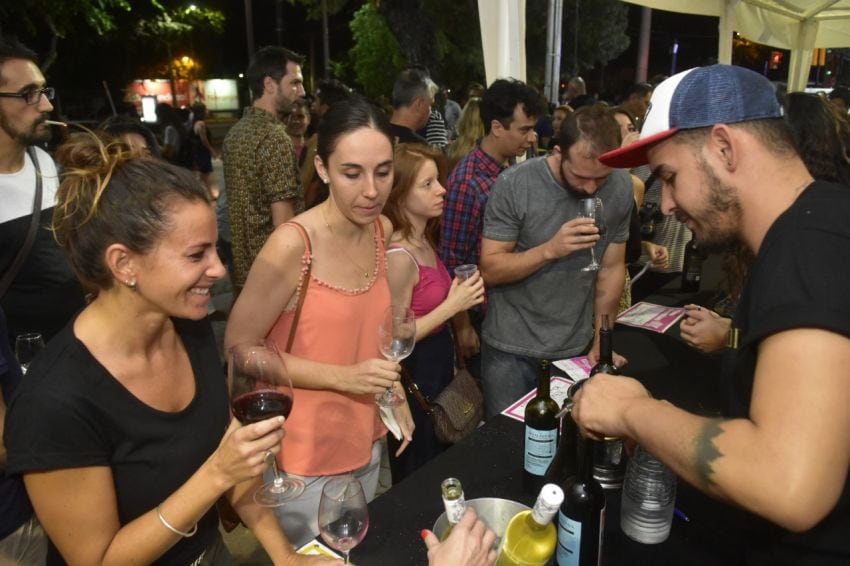 
La gente probando los vinos.  | Diego Parés/Los Andes
   