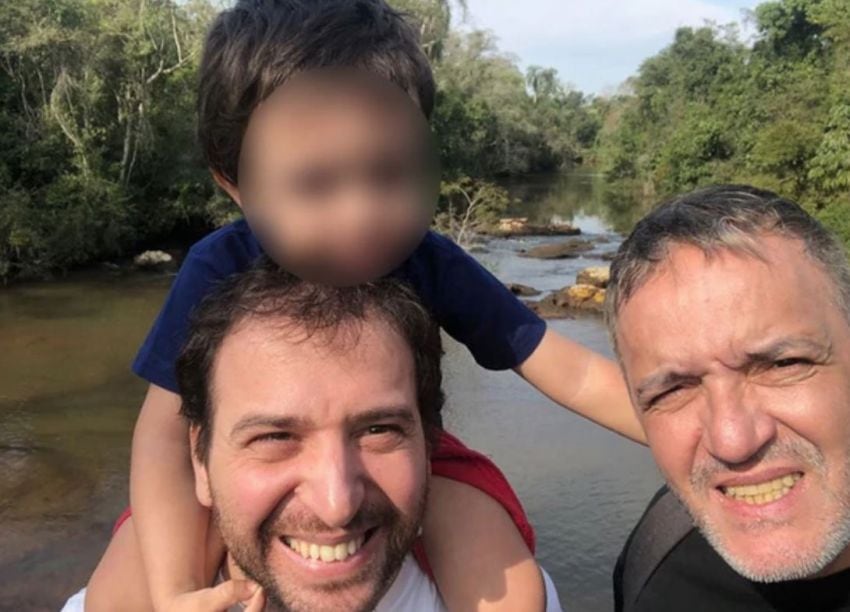 
    El pequeño Juan Pa blo junto a sus padre, Leonardo e Ignacio. / gentileza
   