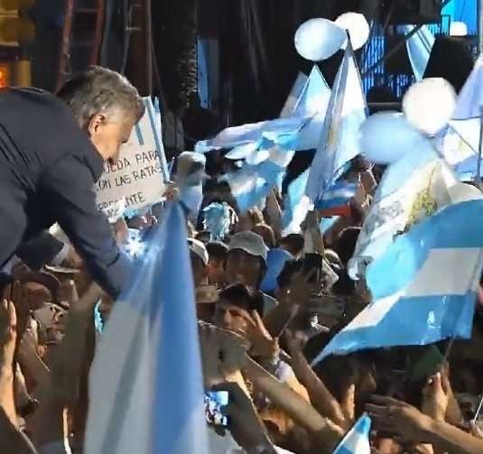 
El presidente saludando al público. | Twitter
   