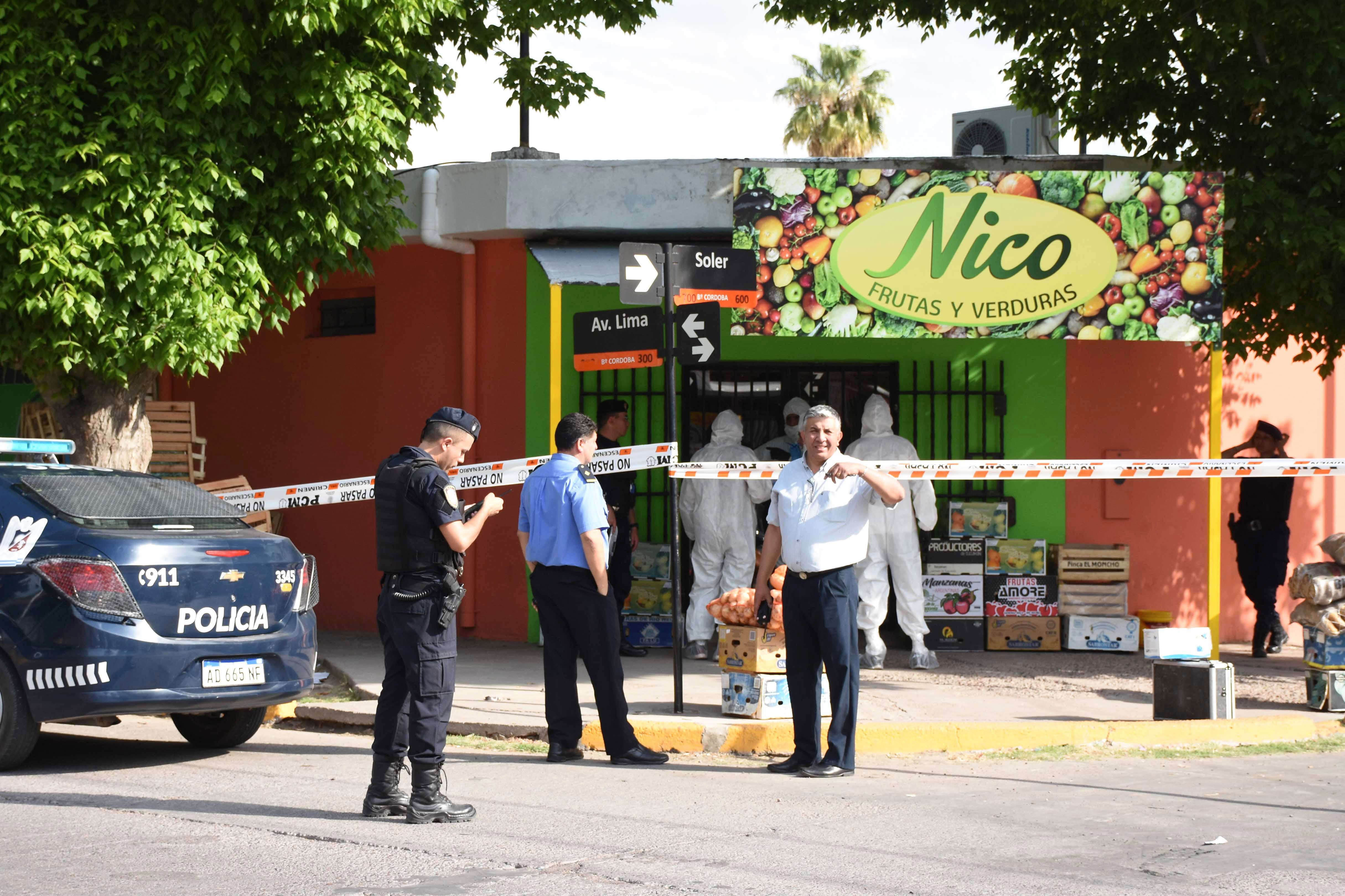 El despliegue policial en la escena, la verdulería de Carina. Mariana Villa/Los Andes 