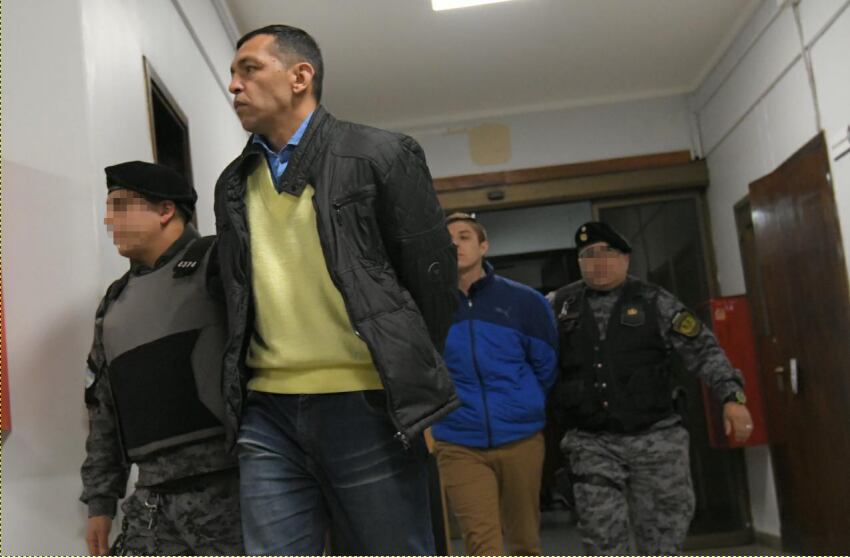 
Abel Yañez llegando este jueves a Tribunales.  | Orlando Pelichotti / Los Andes
   