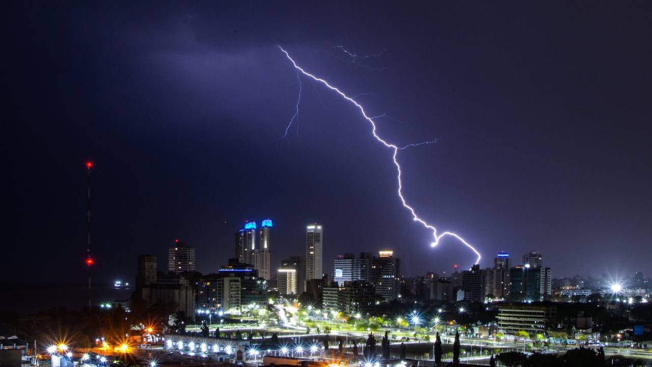 Rosario vivió una noche de tormenta con actividad eléctrica y ráfagas fuertes de viento.