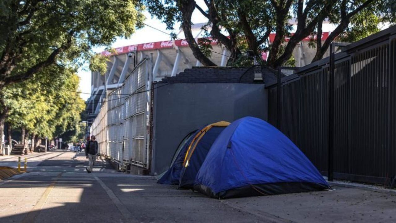 Insólito: fans de Taylor Swift ya acampan en River para el recital que será en noviembre.