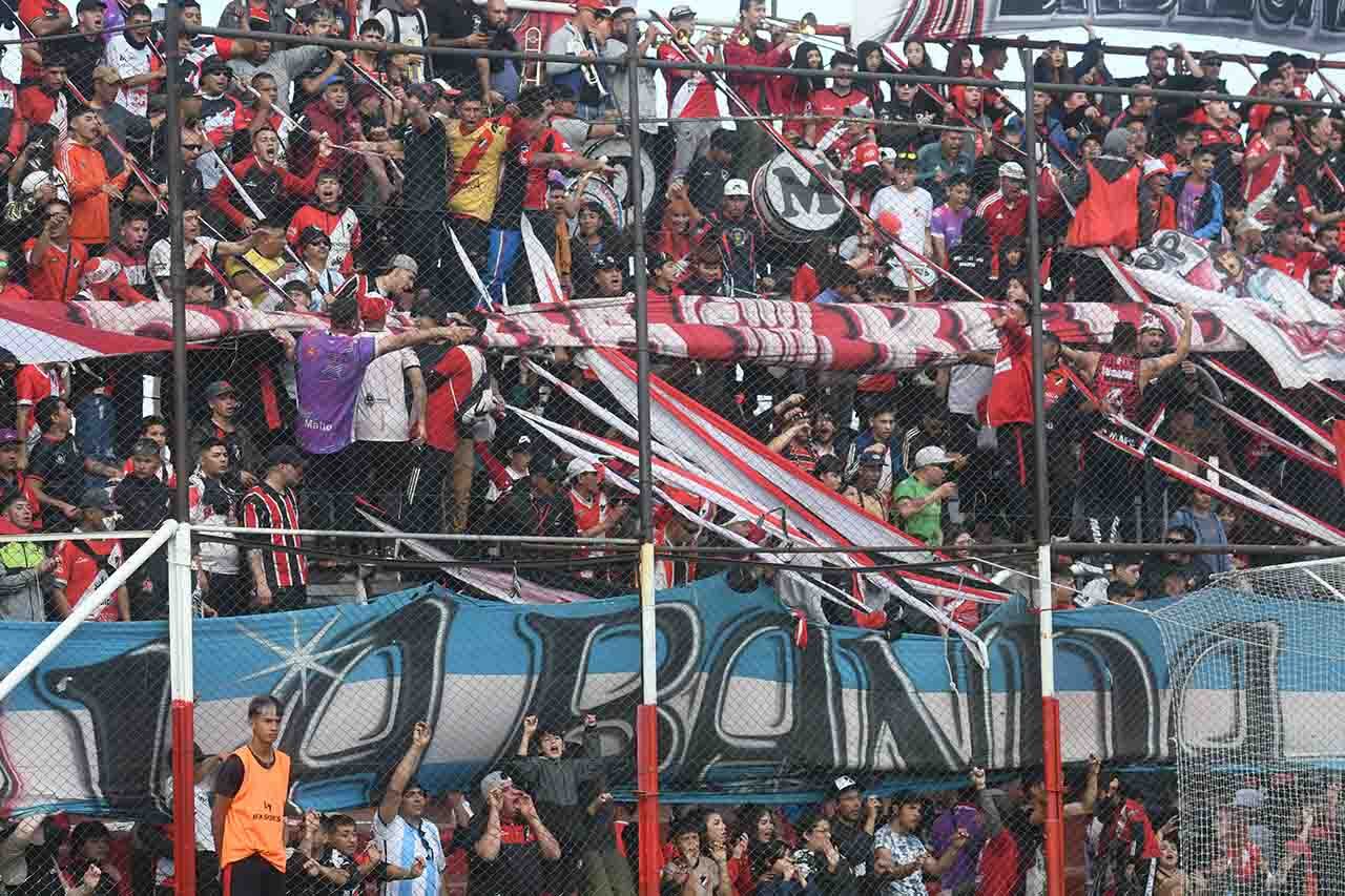 Fútbol Primera Nacional, Deportivo Maipú vs, Ferro Carril Oeste en cancha de Maipú

Foto:José Gutierrez / Los Andes 