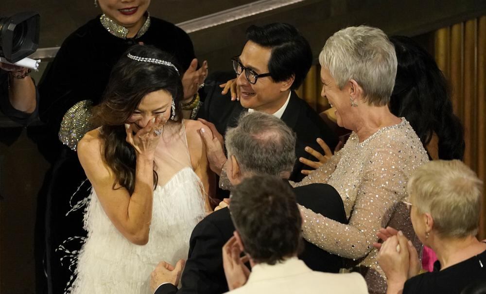 El elenco de "Todo en todas partes al mismo tiempo", celebrando uno de sus siete premios.