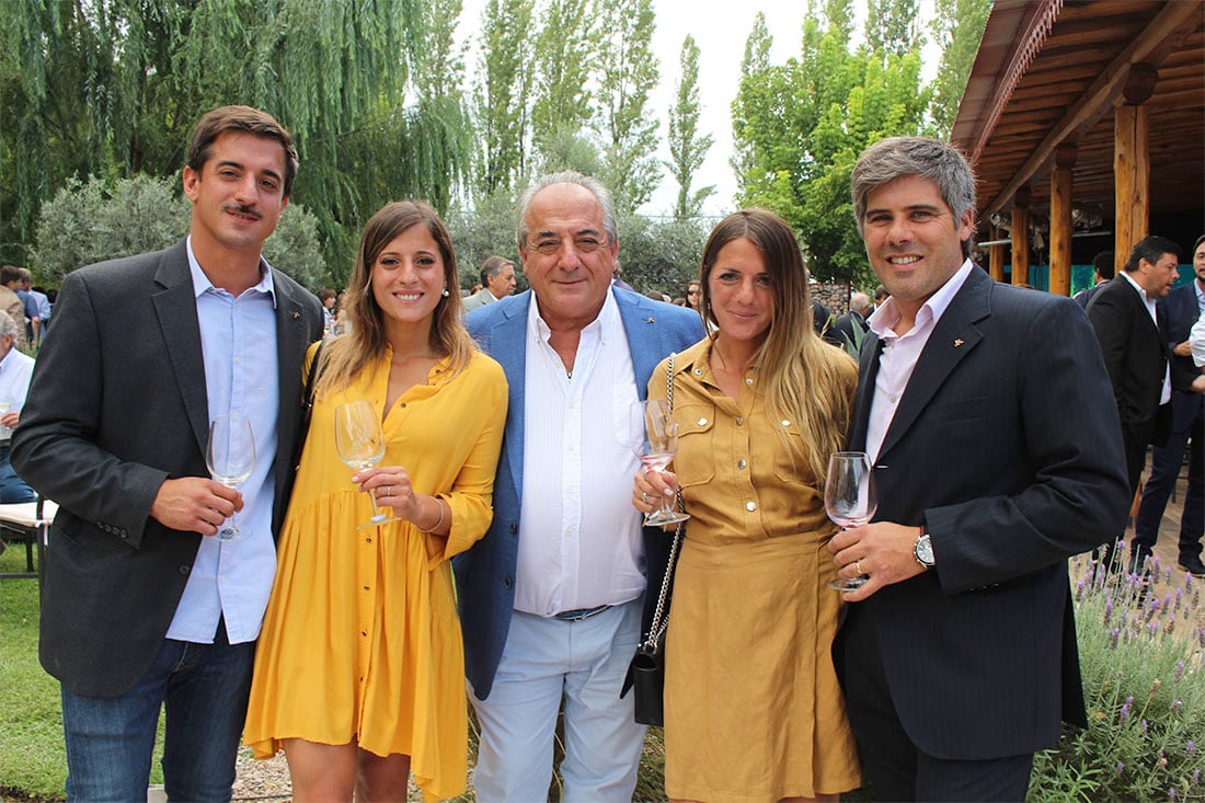 Álvaro,  Antonella, Walter, Marita Bressia y Santiago Dellacasa.
