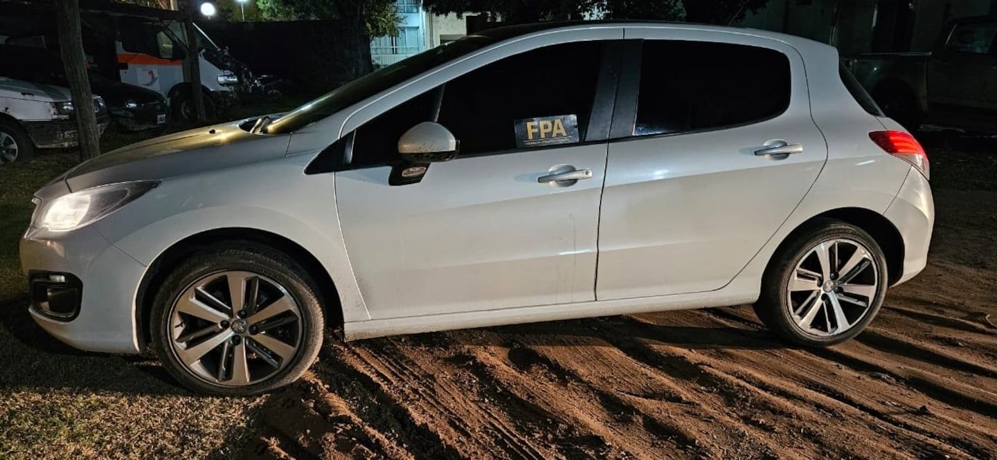 El auto Peugeot 308 que le secuestraron al odontólogo narco. Foto: Gentileza El Doce.