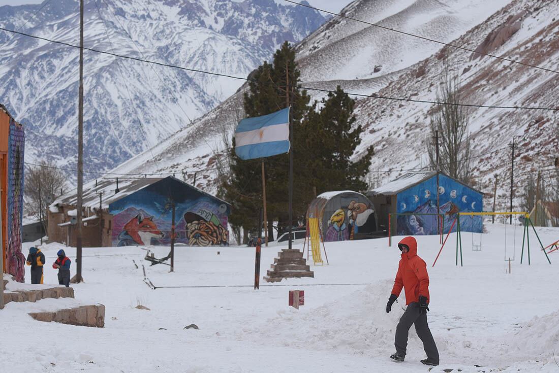 Luego de un invierno seco, la nieve llegó a la Alta Montaña y los mendocinos y turistas aprovecharon el domingo para disfrutar del paisaje y sus atractivos.