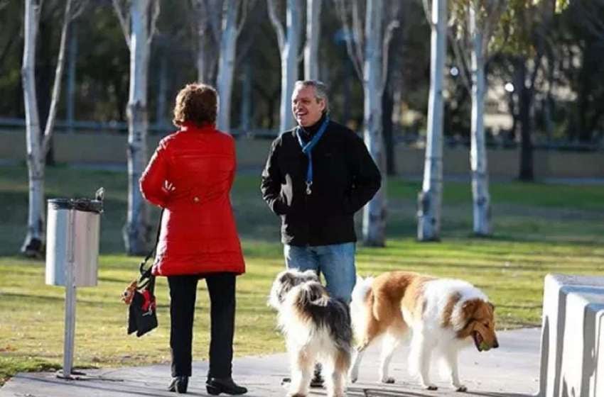 
    Temprano, Dylan salió de paseo junto a su dueño, Alberto Fernández.
   